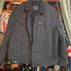 Men’s Levi’s black denim Sherpa lined jacket size xl.